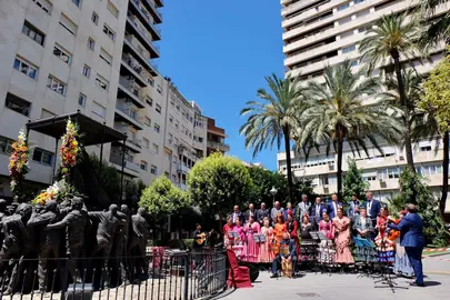 Imagen del monumento en la celebraci&oacute;n del Cincuentenario de Emigrantes