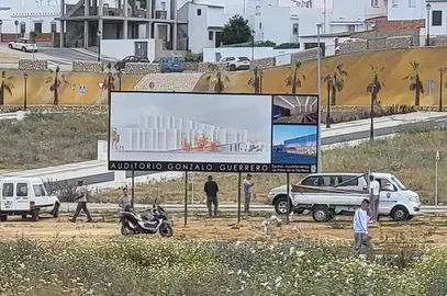 Con esta cartelería de obras comenzó la polémica en Palos