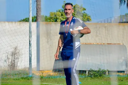 Abel Gómez con una lista en un entreno del Recre.