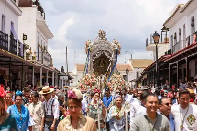 Llegada de la Hermandad de Huelva a la presentaci&oacute;n ante el Santuario