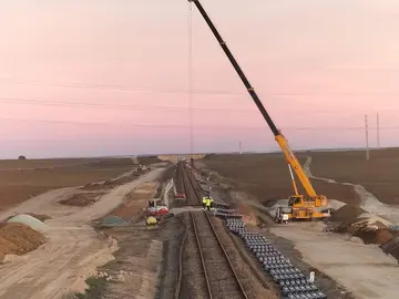 Trabajos con grúa parta renovación de carril y traviesas