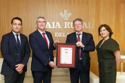 El director general de Caja Rural del Sur recibe del representante de AENOR el certificado