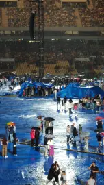 En esta foto compartida por Cristian Cabar se ve a la gente levantando el suelo para protegerse del agua que caía en Sevilla