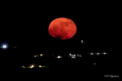 Luna de fresa captada esta madrugada en Huelva (Foto: Antonio Aguilera).
