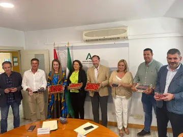 La consejera Carmen Crespo con el sector de frutos rojos esta tarde