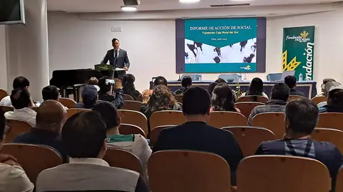 230608. Alumnos de Ecuador de la UNIA en la clase impartida por el director de Fundación Caja Rural del Sur