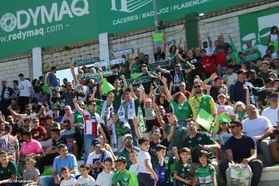 La hinchada del Cacereño.