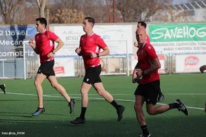 Gonzalo Sánchez, en primer plano, pitará mañana al Recre.