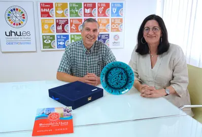 Firma del acuerdo por los máximos representantes de ambas universidades