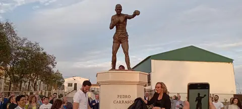 Escultura en la avenida que lleva su nombre