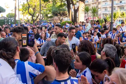 Los futbolistas entre los hinchas albiazules.