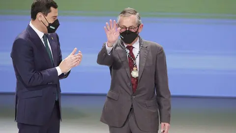 Juanma MOreno y Delibes, visiones muy contrapuestas de la realidad de Doñana