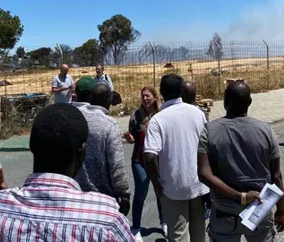 Residentes en asentamiento de Palos tras el último incendio