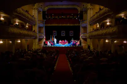 Sal&oacute;n de plenos montado en el Gran Teatro de Huelva para la ocasi&oacute;n