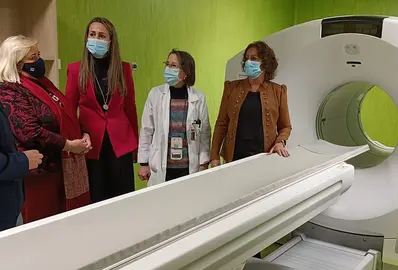 Autoridades sanitarias y de la Junta, con la delegada y la consejera al frente, en una visita al Hospital Juan Ramón Jiménez.