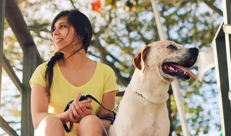 Una joven con su perro