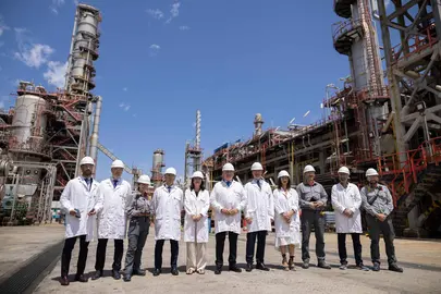 Foto de familia durante la visita a Cepsa La Rábida