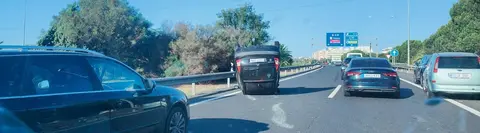 Imagen del vehículo volcado