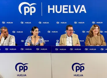 Manuel Andrés González, en el centro, durante el cónclave popular municipal