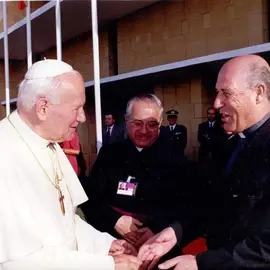 Ildefonso Fernández saluda al entonces Papa Juan Pablo II