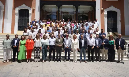 Moreno, ayer, en Huelva junto a los cargos electos