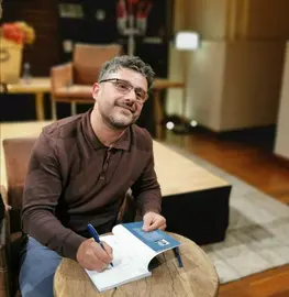 Firmando uno de sus libros