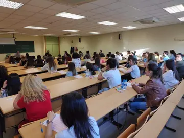 Opositores de Enfermería en una prueba