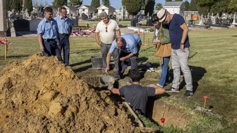 Trabajos de exhumación en el cementerio de La Soledad