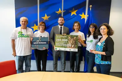 Entrega de firmas al Comisario de Medio Ambiente