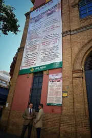 Enorme cartel que anuncia las tardes de toros en La Merced