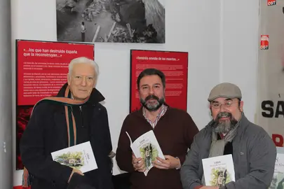 Antonio Miguel Bernal, izquierda, junto a Rafael Moreno y el ilustrador Pandelet, en la presentación de '1888. El año de los tiros', libro que prologó