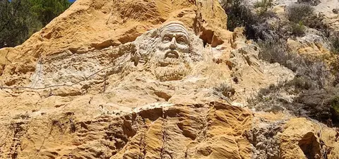 Rostro esculpido en la pared del acantilado de Rompeculos