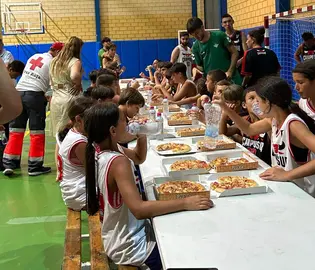 Atenci&oacute;n de Cruz Roja y municipal al grupo de ni&ntilde;os y ni&ntilde;as