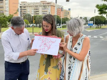 Verano y Romero con el mapa de carreteras