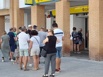 Personas en Correos para recoger su documentación electoral.