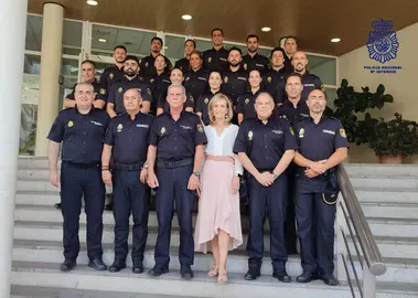 Foto de familia con los nuevos agentes de Policía Nacional