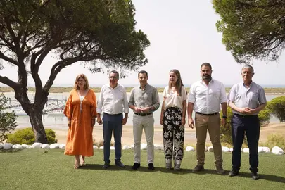 Juanma Moreno, junto a los candidat@s del PSOE en El Rompido
