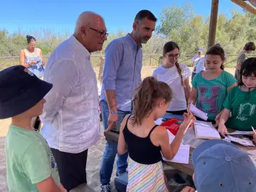 Escuela Exploradores_visita consejero Sostenibilidad junto a De la Vega