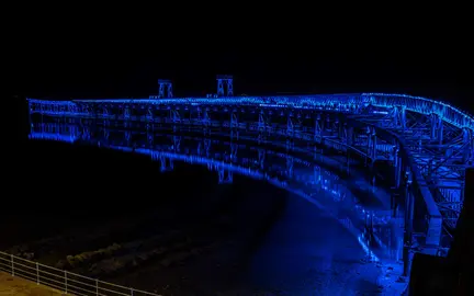 MUele de la Cia de Riotinto, de azul