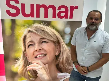 Rafael Sánchez Rufo, junto al cartel de SUMAR
