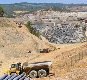 Movimiento de tierras en el vertedero de Nerva