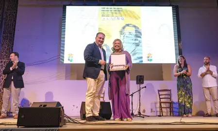 El presidente de la Diputación Provincial, David Toscano, entrega el primer premio en la categoría de adultos a Isabel Ternero. (Jesús García Serrano)