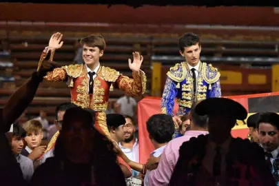 Puerta grande para los novilleros.