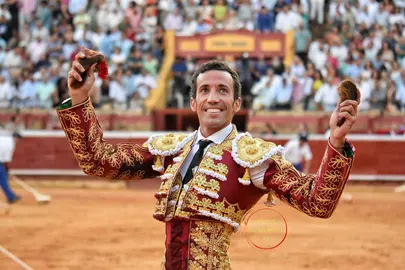 Dos orejas cortó el de Trigueros y luego otra más que le abrieron la puerta