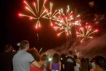 P&uacute;blico asistente al castillo de fuegos que cerr&oacute; las Colombinas