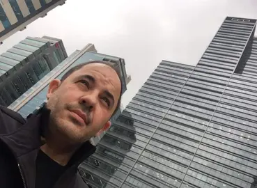 Carlos Monis junto a su oficina en Bogotá.