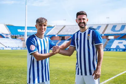 Raúl Navas, derecha, en su presentación junto a De la Rosa.