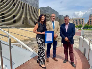 Responsables de Aguas de Huelva con el Sello Bequal.