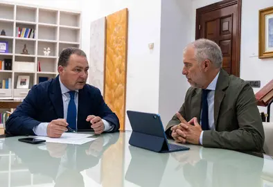 David Toscano conversa con Emiliano Cabot en la Diputación