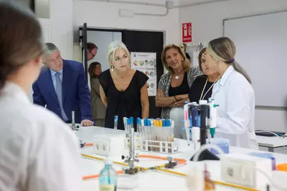 Visita al centro palermo de la consejera, acompañada por el alcalde, Carmelo Romero